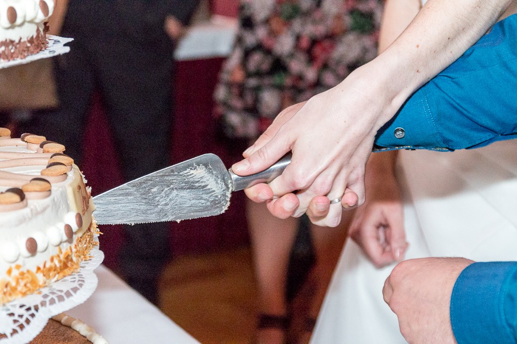 handhaltung anschnitt hochzeitstorte